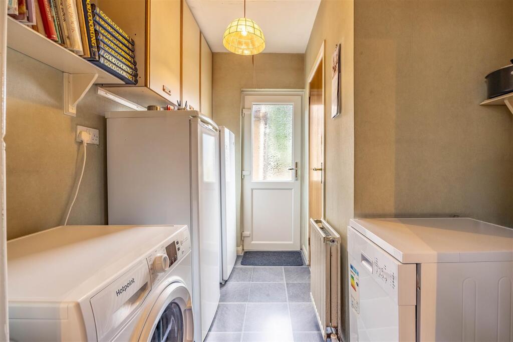 House in Southend-on-Sea, Southchurch - More