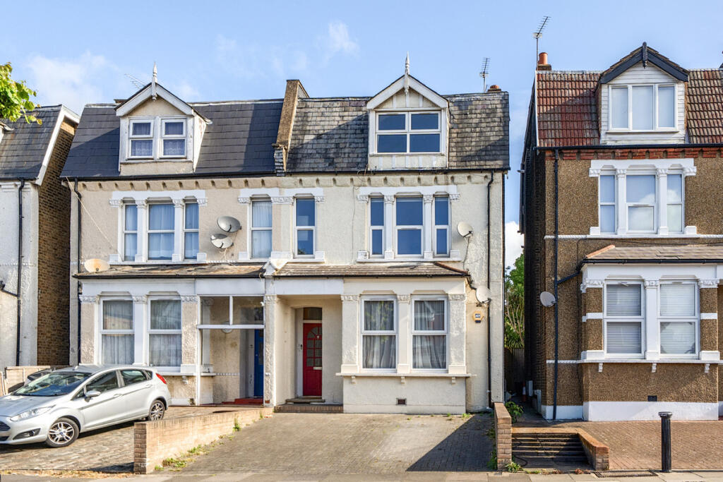 2-bed flat on Palmerston Crescent, London, N13 4, £300,000