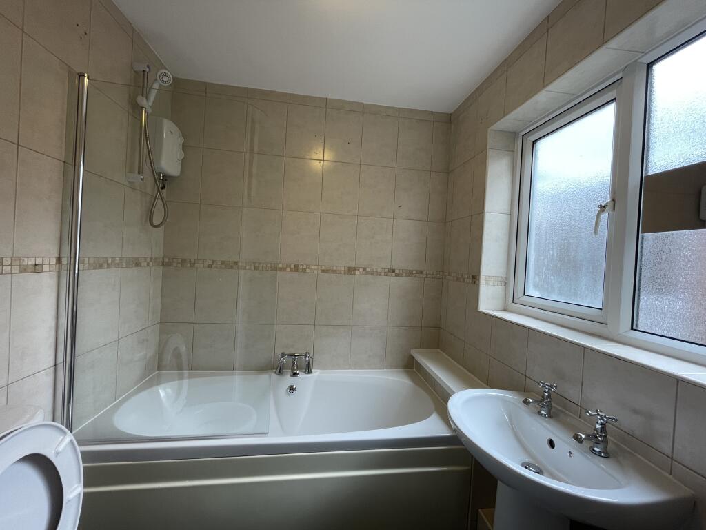 4 bedroom semi-detached house for rent