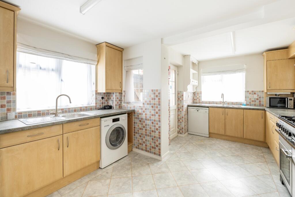 Haglis Drive, Wendover, Aylesbury, Buckinghamshire, HP22 photo 3