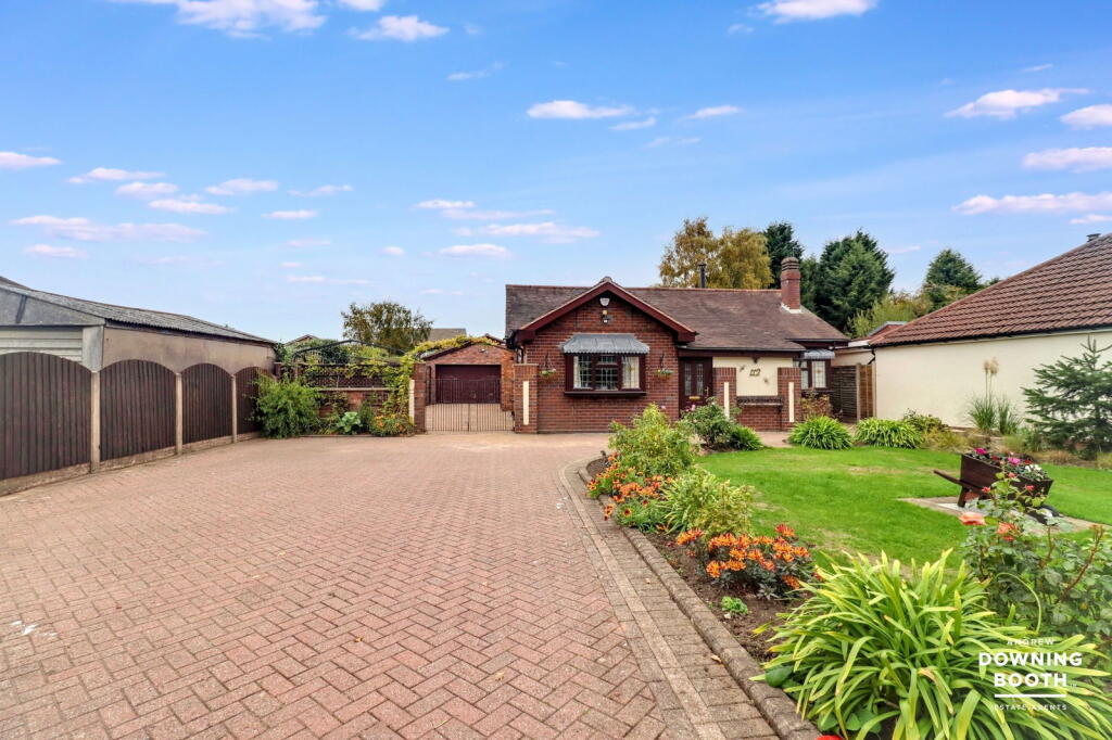 3-bed bungalow on Walsall Road, Aldridge, Walsall, WS9 0JW - Beautifully Presented Detached Bungalow, £495,000
