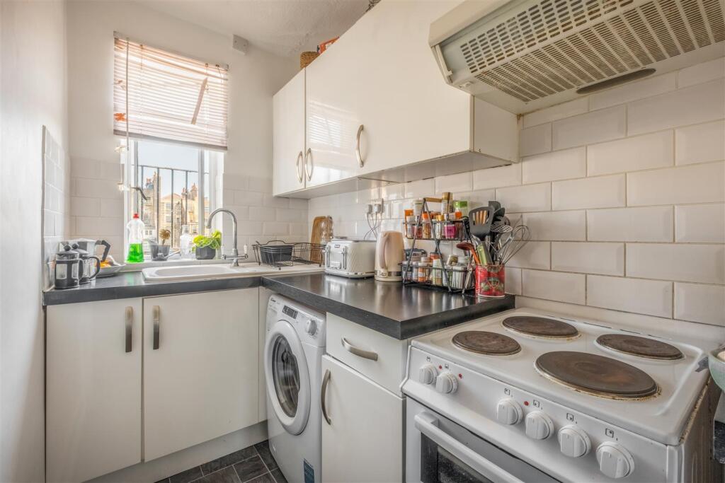 Apartment in Hove, Brunswick - More