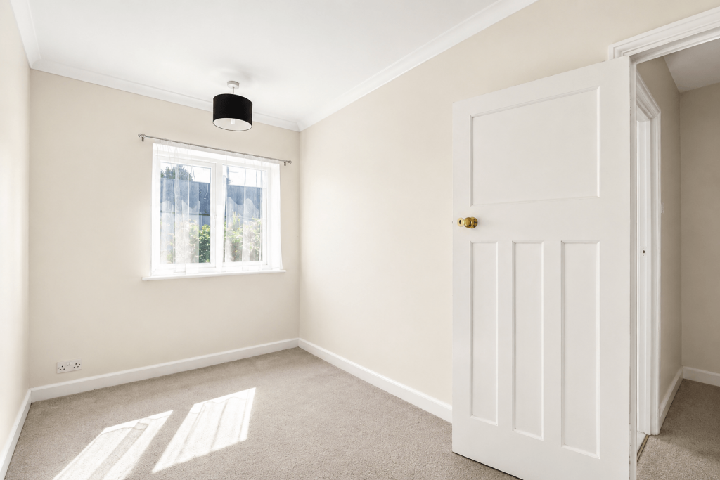 House in Chatham, Medway - More