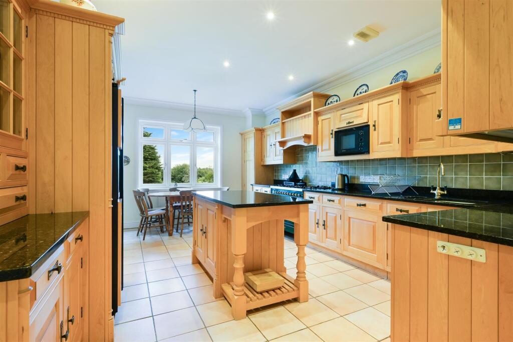 Apartment in Reigate and Banstead, Surrey - View 4