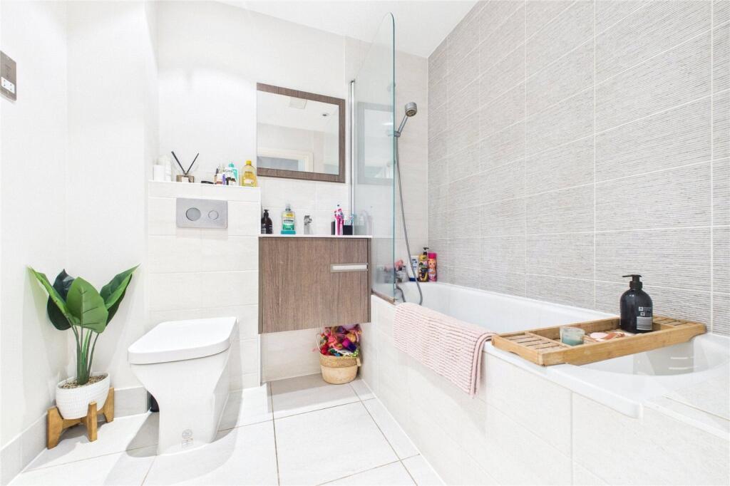 Apartment in Surrey Heath, Old Dean - More