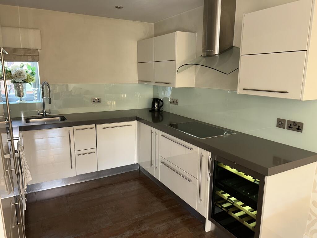 Apartment in Ilford - View 4