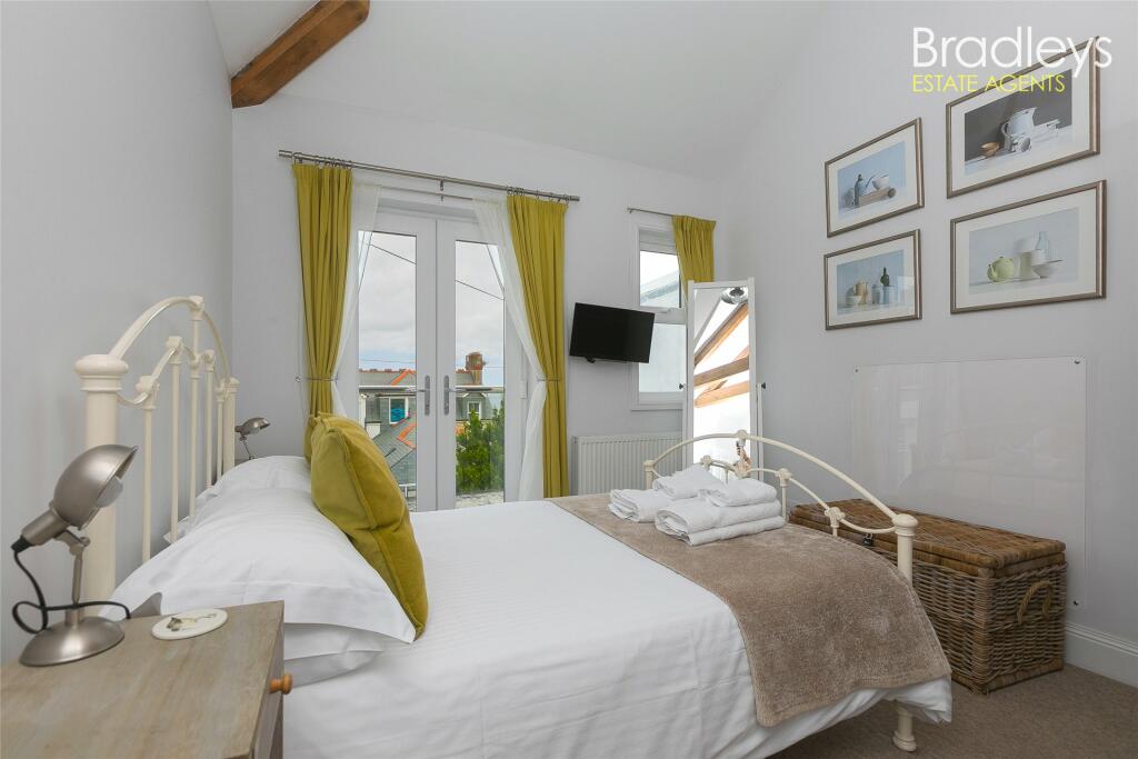 Apartment in Truro - View 4