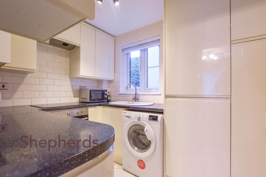 Apartment in Broxbourne, Wormley - View 2