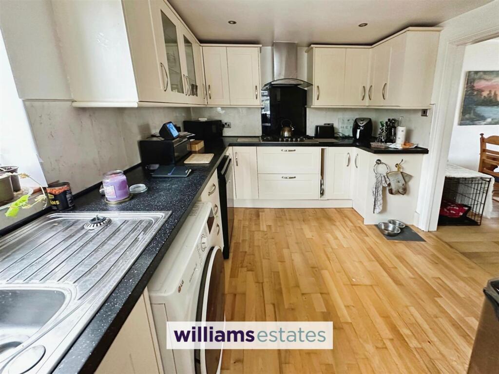 House in Kemps Row Ffordd Corwen Coed-Talon, Treuddyn - More