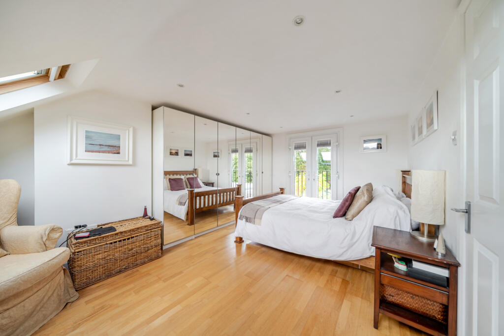 House in London, Royal Borough of Kingston upon Thames - View 5
