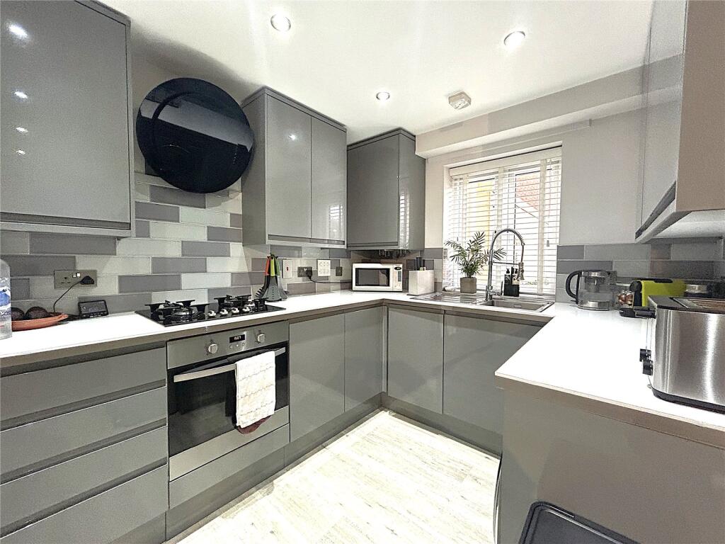Apartment in Watford - View 5