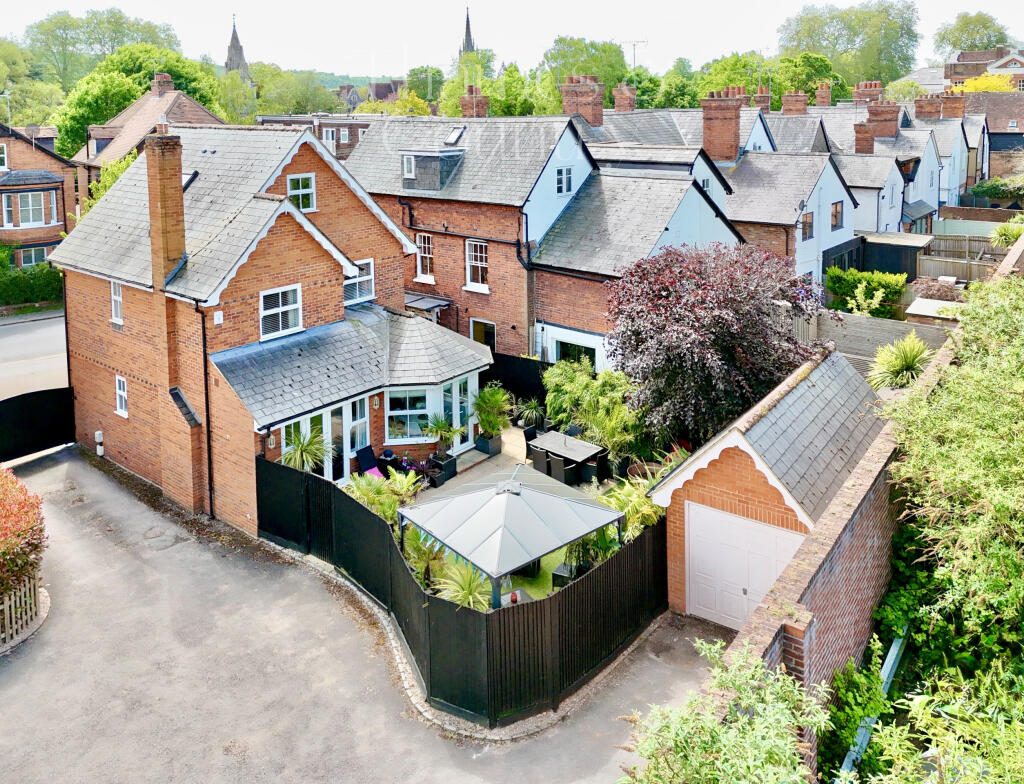 Main image of property: Detached 4 Double Bed- Garden & Garage Cental Marlow, Station Road
