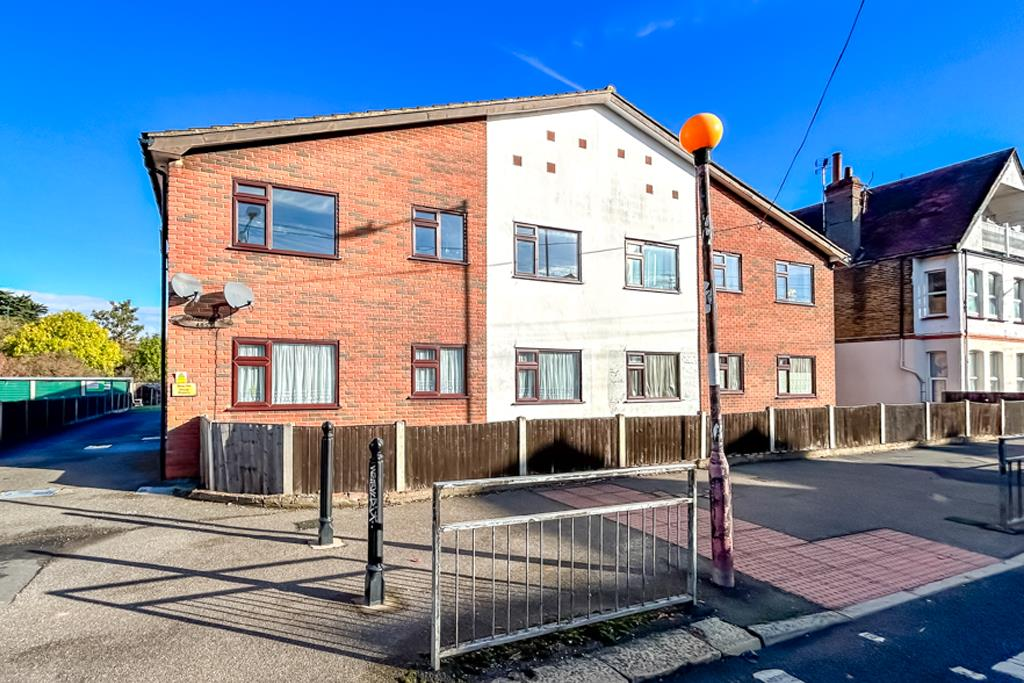 2-bed flat on Prittle House, Fairfax Drive, Westcliff-on-Sea, £185,000