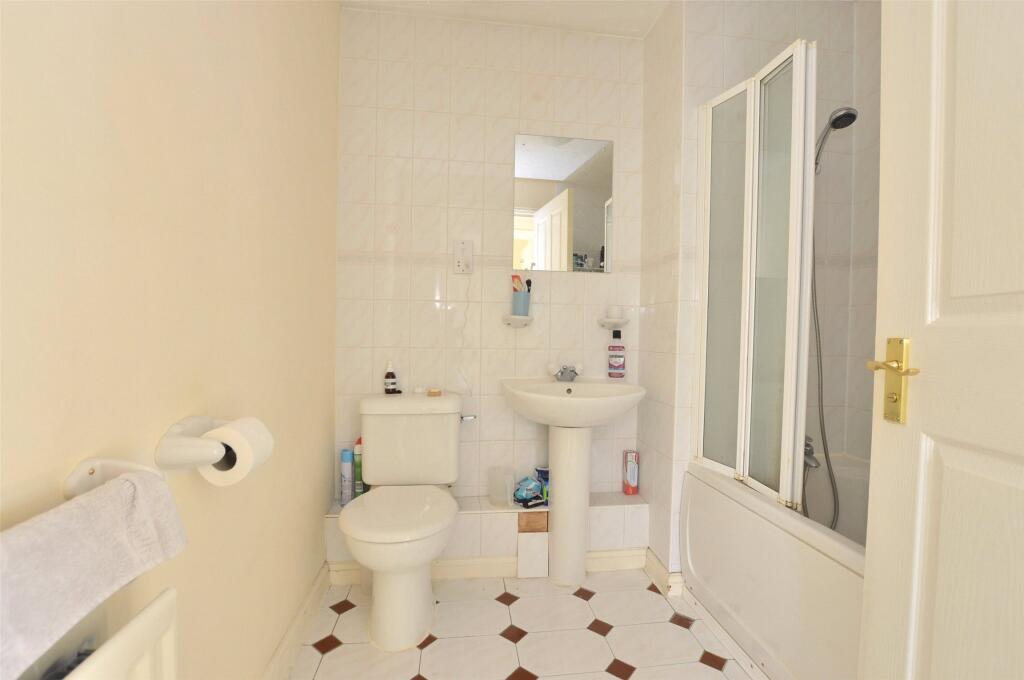 Apartment in Reigate and Banstead, Surrey - View 4