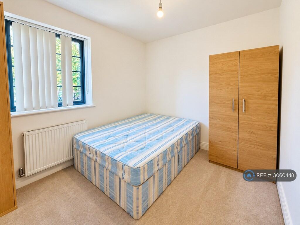 Apartment in Feltham - View 4