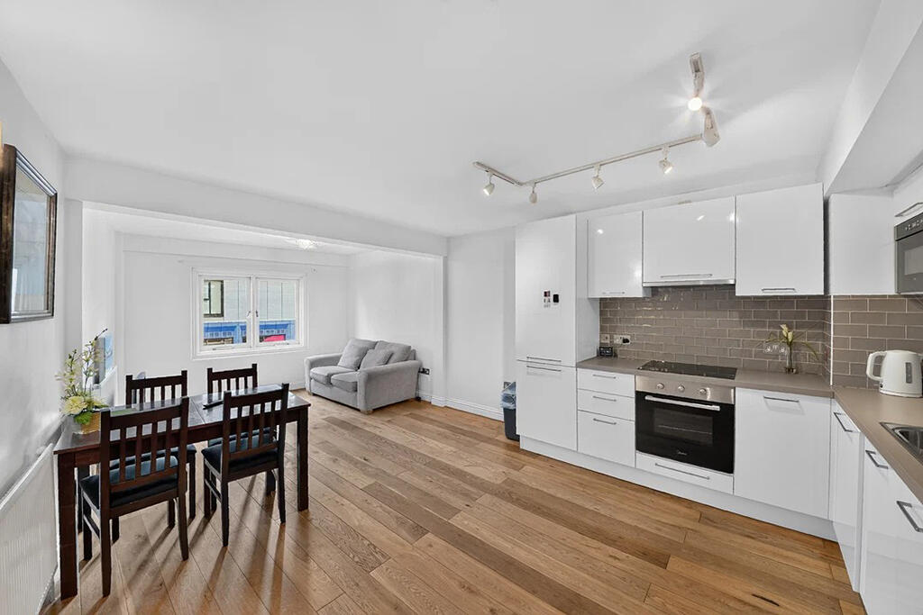 Apartment in London, Hammersmith - View 2