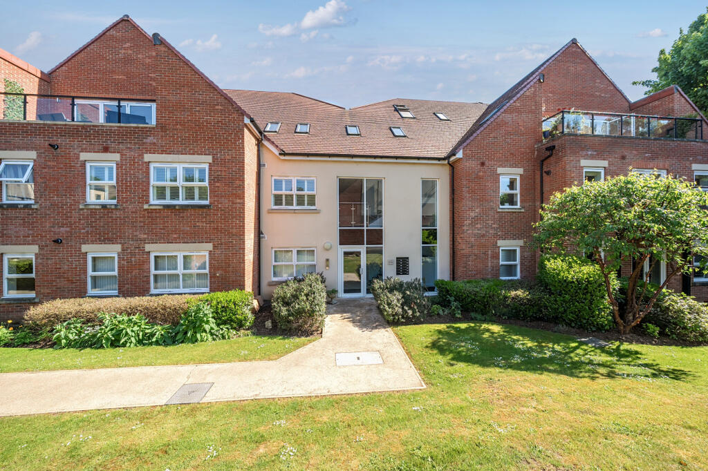 3-bed flat on Victoria Close, Rickmansworth, WD3, £699,950