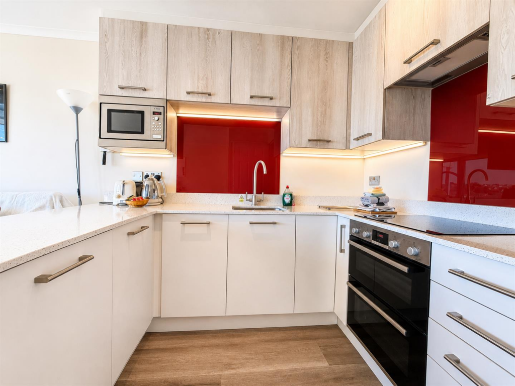 Apartment in Torquay - More