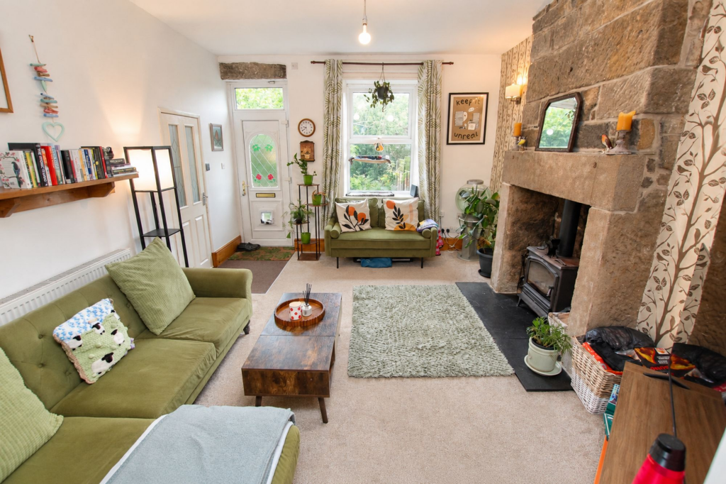 House in Calderdale, Cross Stone, Todmorden - More