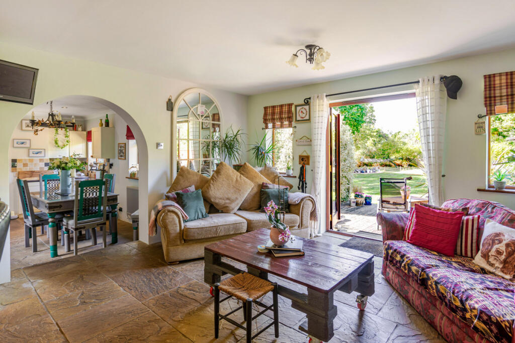 House in Horsham, Codmore Hill, Pulborough - View 4