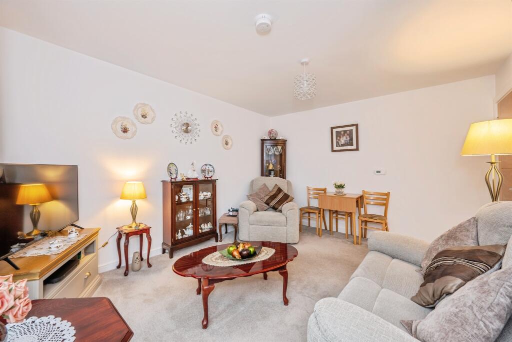 Kensington Drive, Hatton, Derby photo 2
