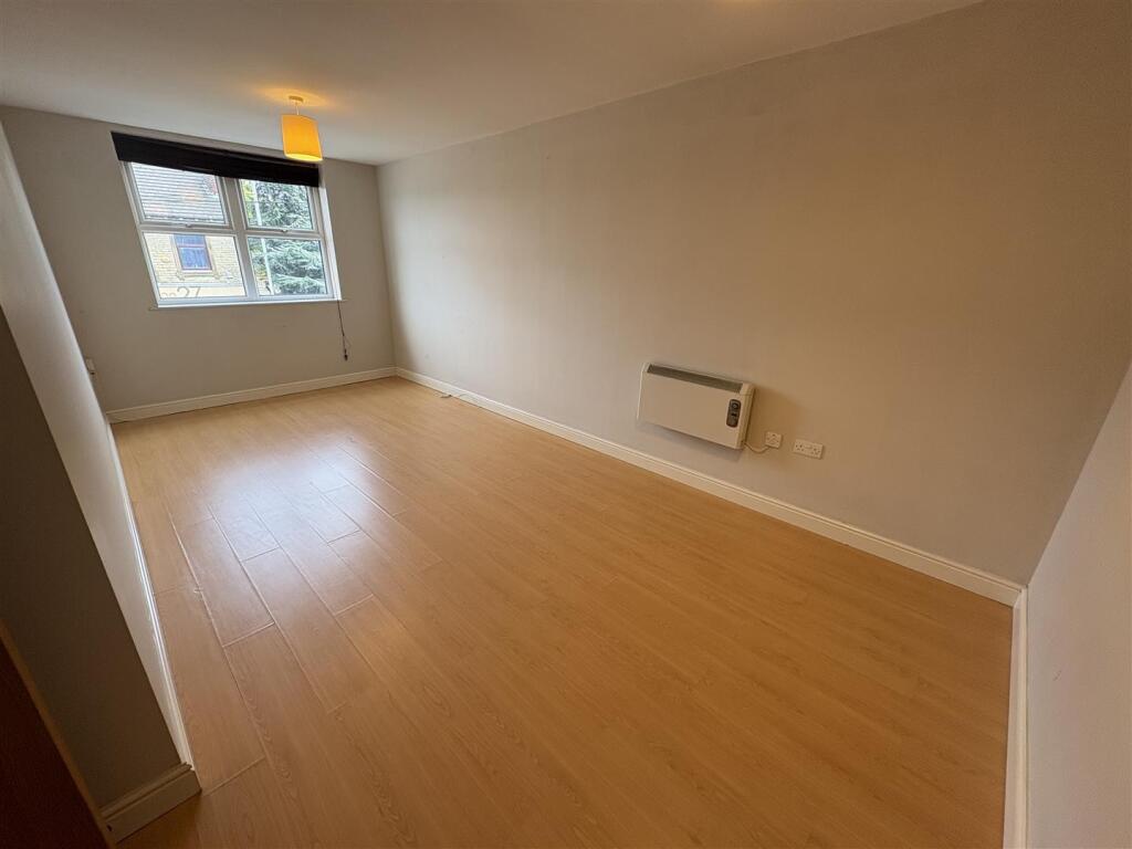 Apartment in Leeds, Morley - View 3