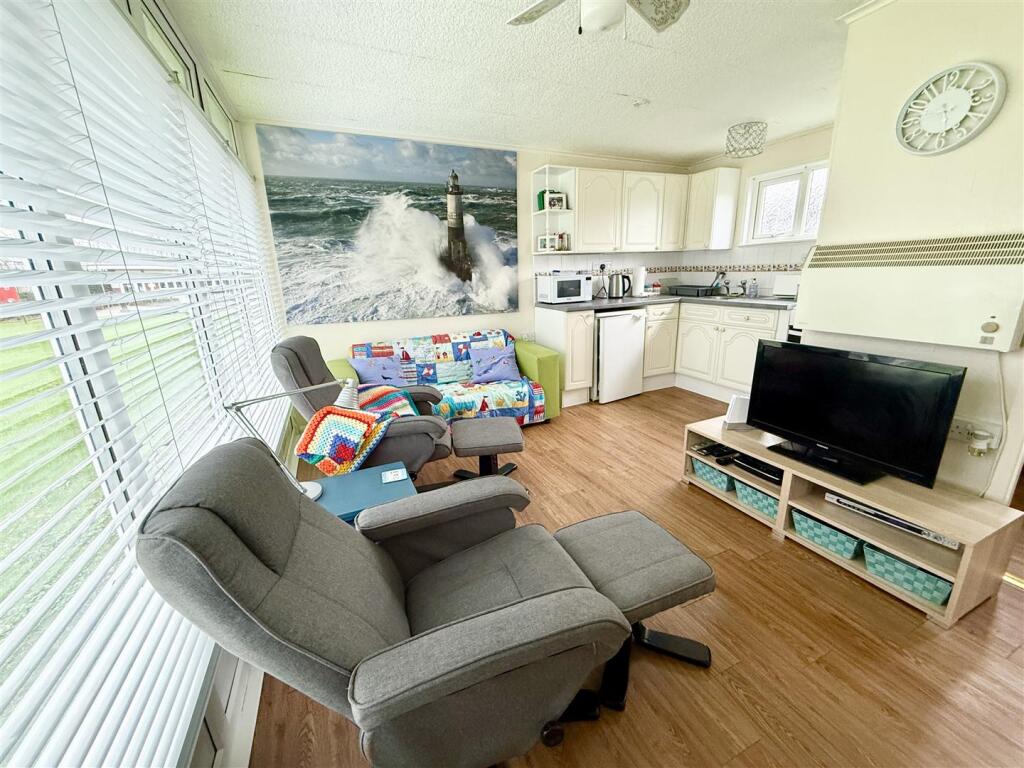 Broadside Chalet Park, Stalham NR12 photo 2