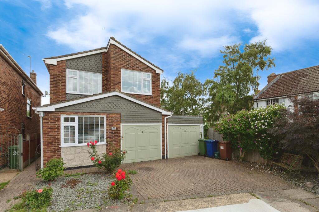 3-bed detached on Foxfield Drive, Stanford-le-hope, SS17, £475,000