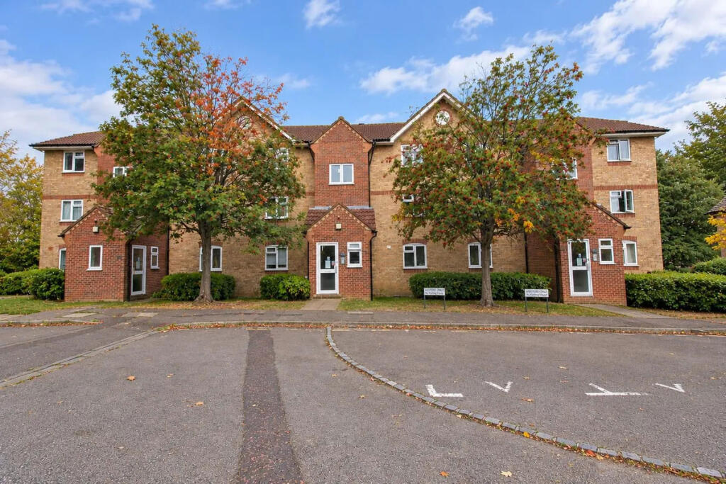 1-bed flat on Gainsborough Road, Hayes, UB4 8QG, £175,000