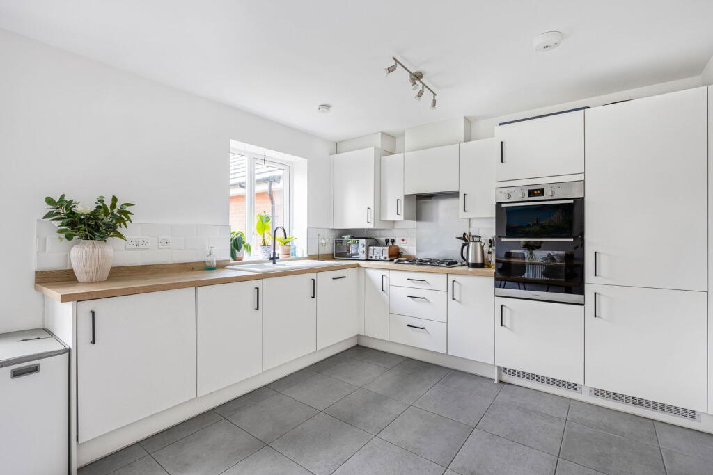 Hedgerow Close, Bishops Cleeve, Cheltenham , GL52 photo 2