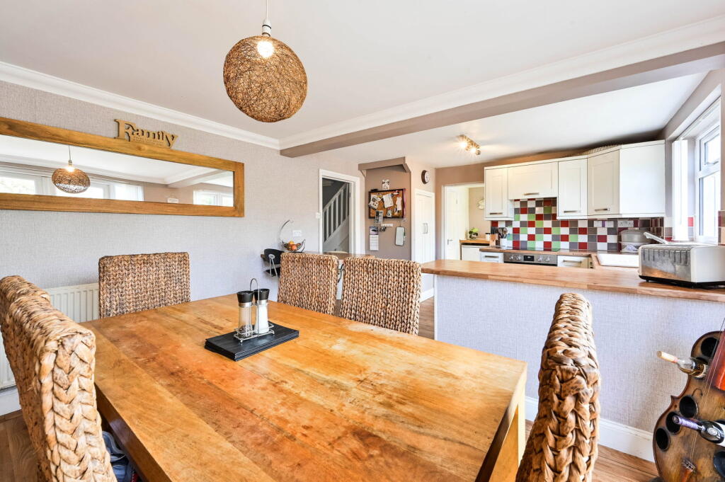 House in Kingston upon Thames - More