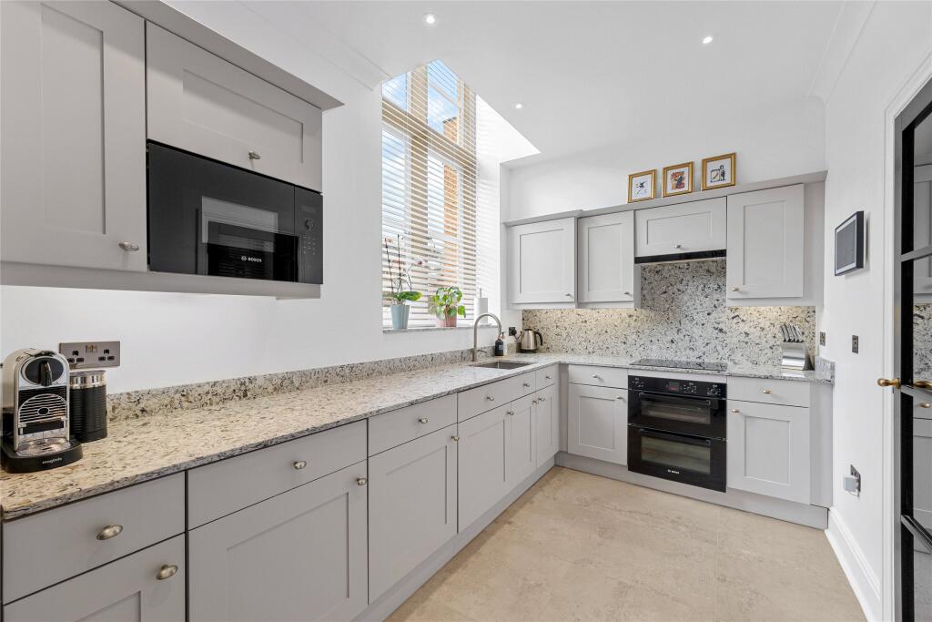 Apartment in Mole Valley, Leatherhead - More