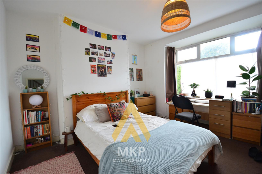 5 bedroom semi-detached house for rent