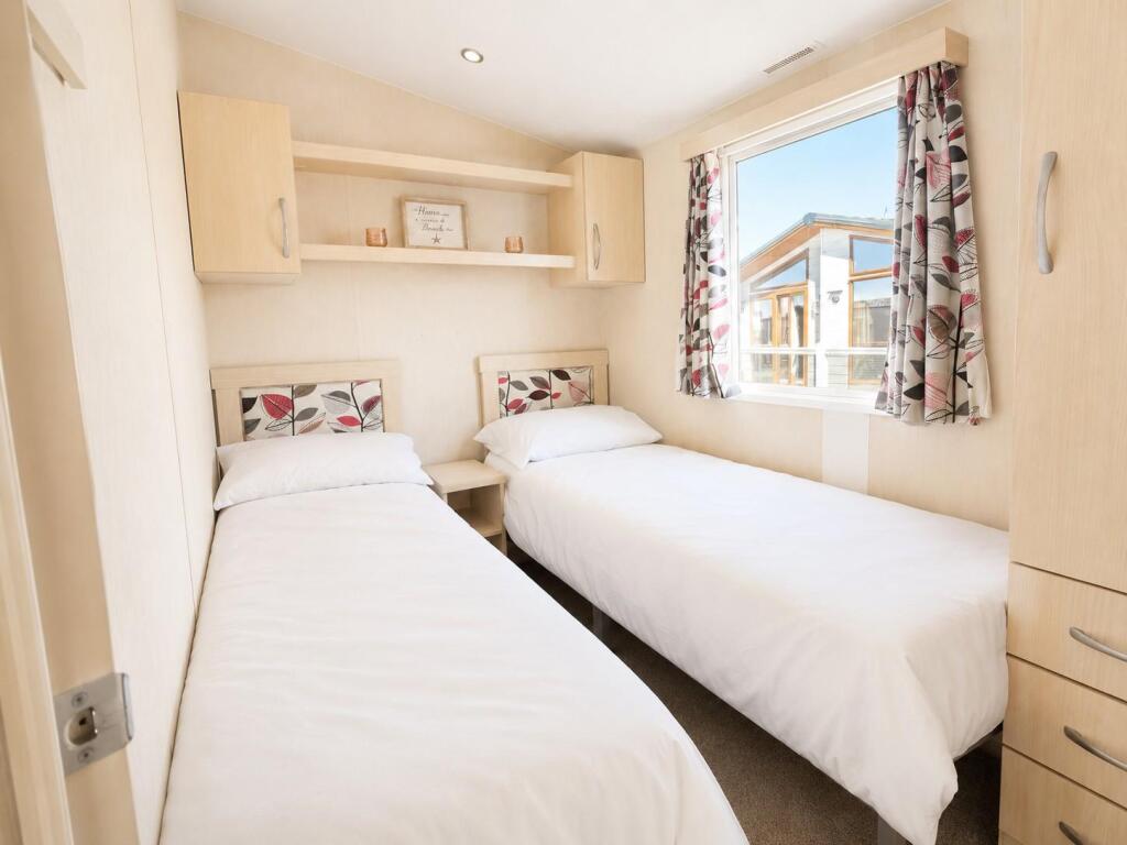 2013 Willerby Rio Gold, Felixstowe Beach Holiday Park, Walton Avenue, Felixstowe, Suffolk, IP11 2HA - View 4