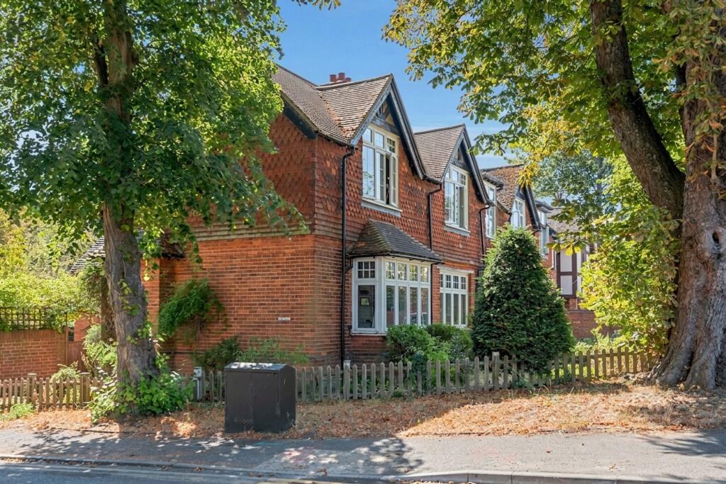 House in London, Woodcote, Woodcote Green - View 5