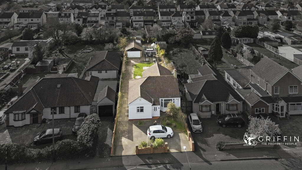 3-bed detached on Blackshots Lane, Grays, RM16, £500,000