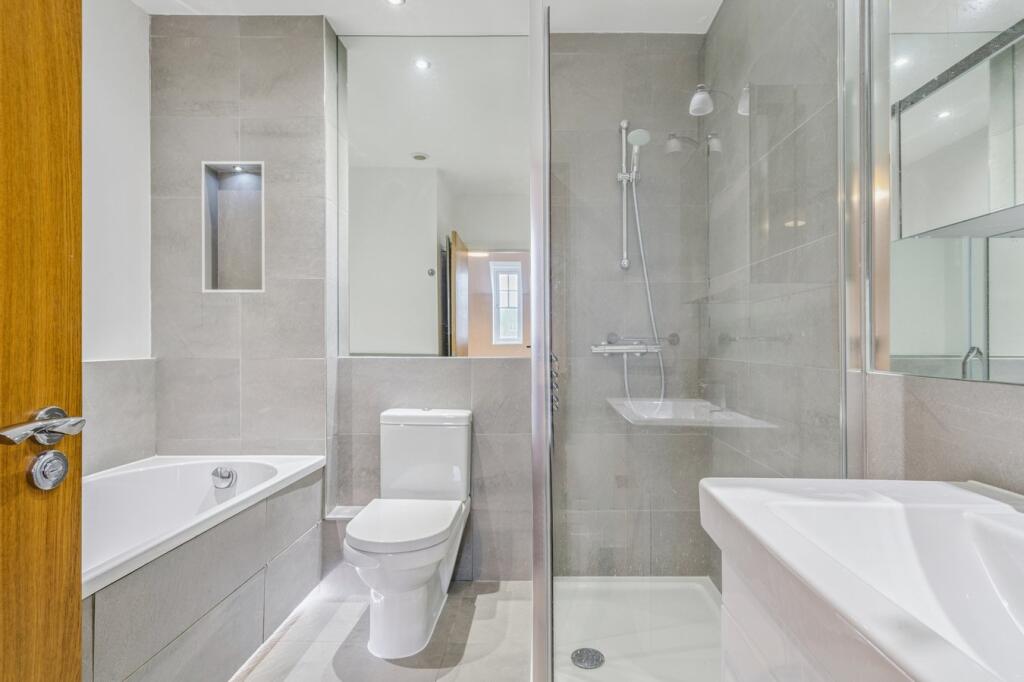 House in Farnham Common, Farnham Royal - View 5