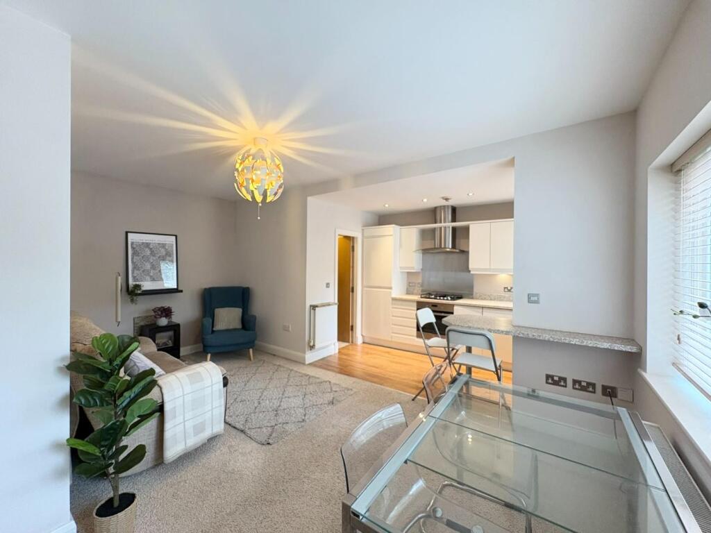 Apartment in Manchester, Whalley Range - View 5