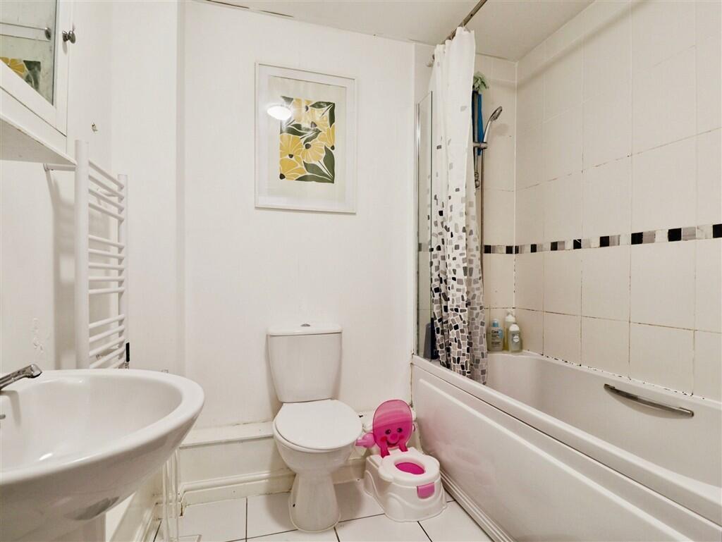 Apartment in Cardiff, Adamsdown - View 2