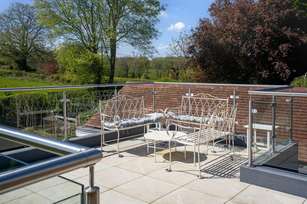 East Street, Rusper, RH12 - View 4