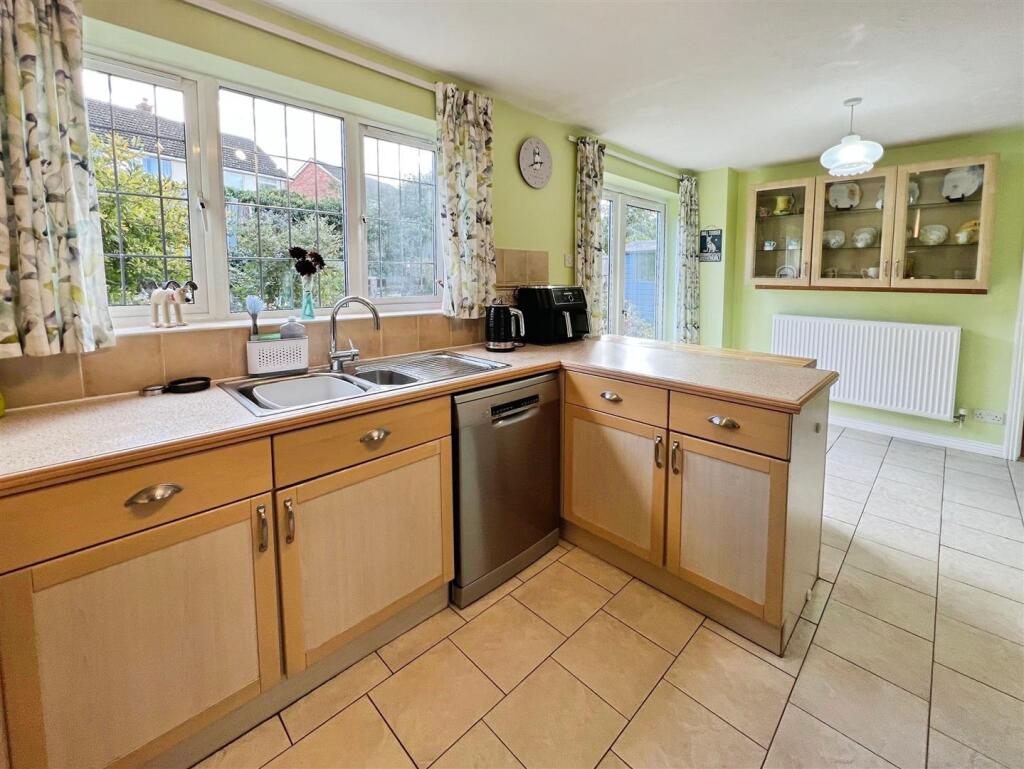 Parrys Close, Bayston Hill, Shrewsbury photo 4