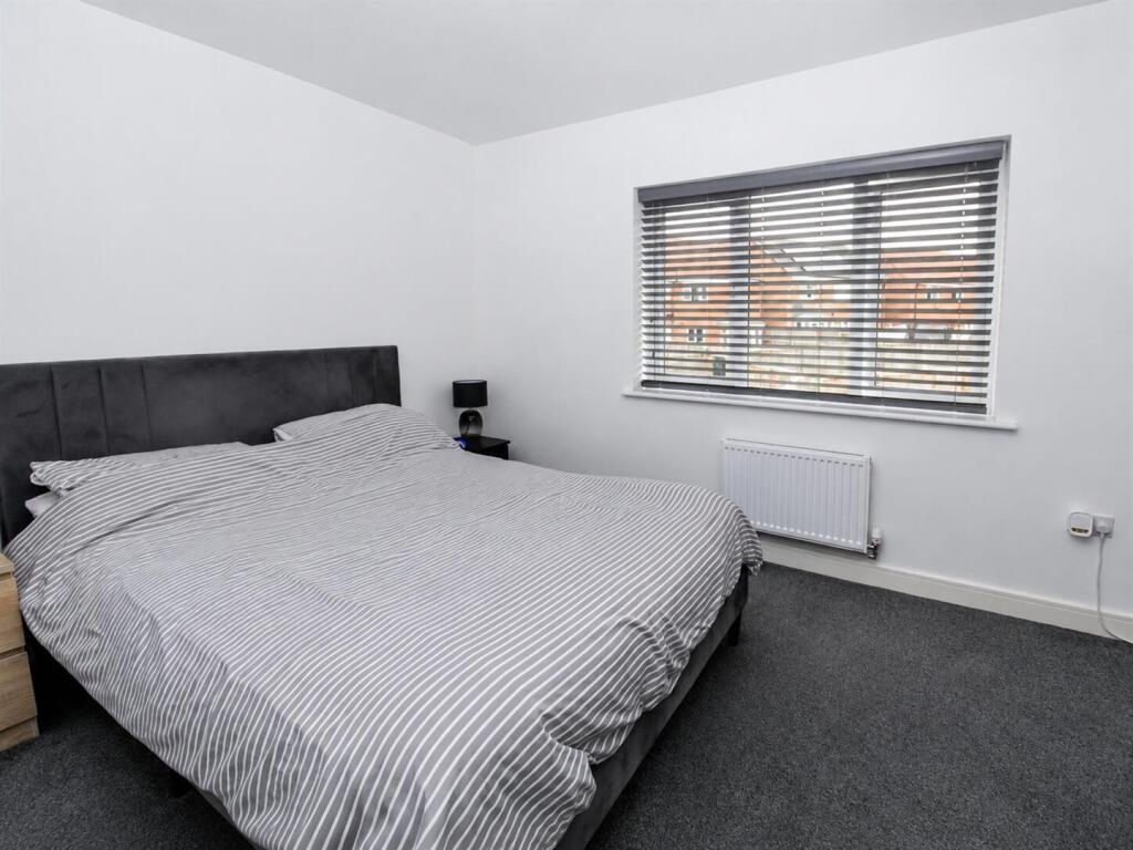 House in Wakefield, Prince's Gate, Chequerfield - More