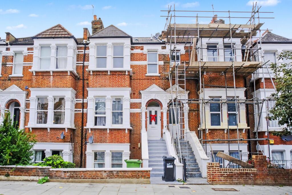 Studio flat on 54b Stanlake Road, London, W12 7HL, £215,000