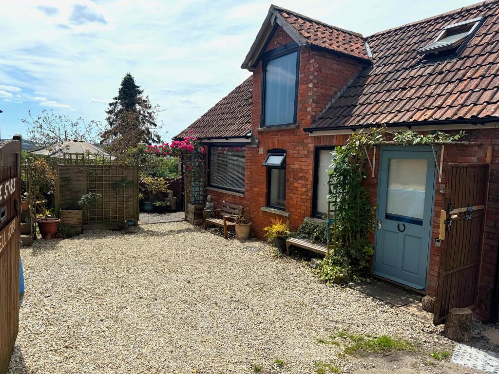 Bell House, Coursing Batch, Glastonbury, Somerset photo 2