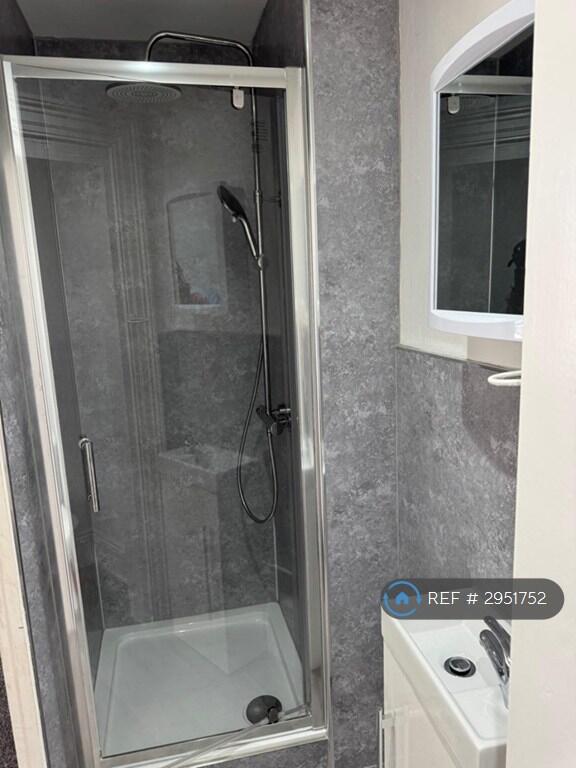 Apartment in Southend-on-Sea - View 4