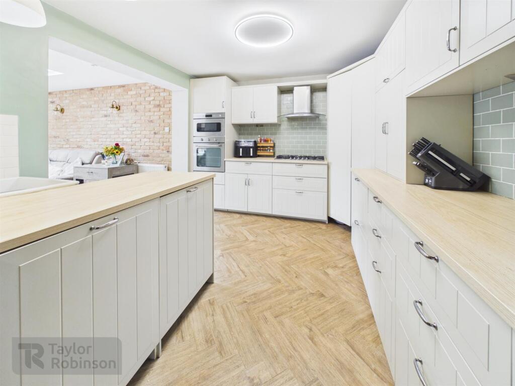 House in Crawley, Worth - View 3