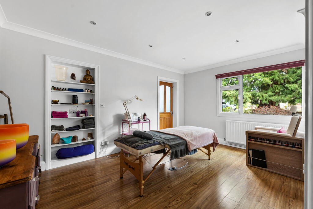 House in Tandridge, Church Town, Godstone - More