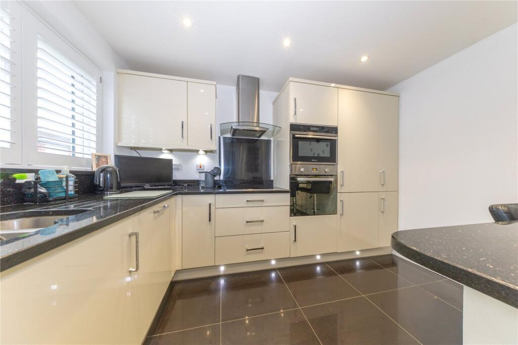 Alfriston Close, Luton, Bedfordshire, LU2 photo 2