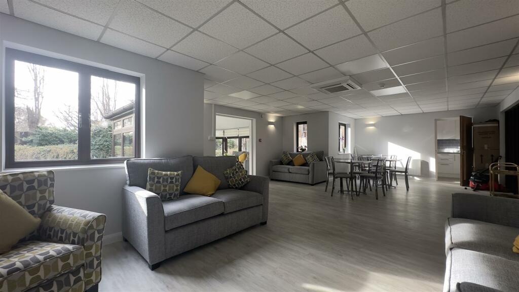 Winningales Court, Clayhall, IG5 0PX photo 4