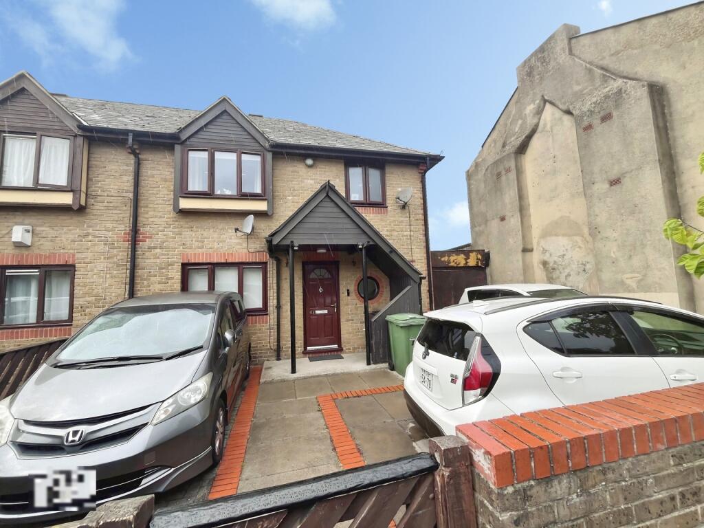 Chargeable Street, London, E16 photo 3